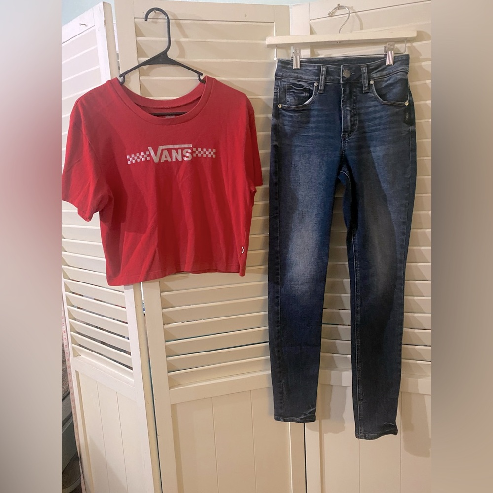 Two piece outfit including Silver Jean skinny jeans and Vans crop top